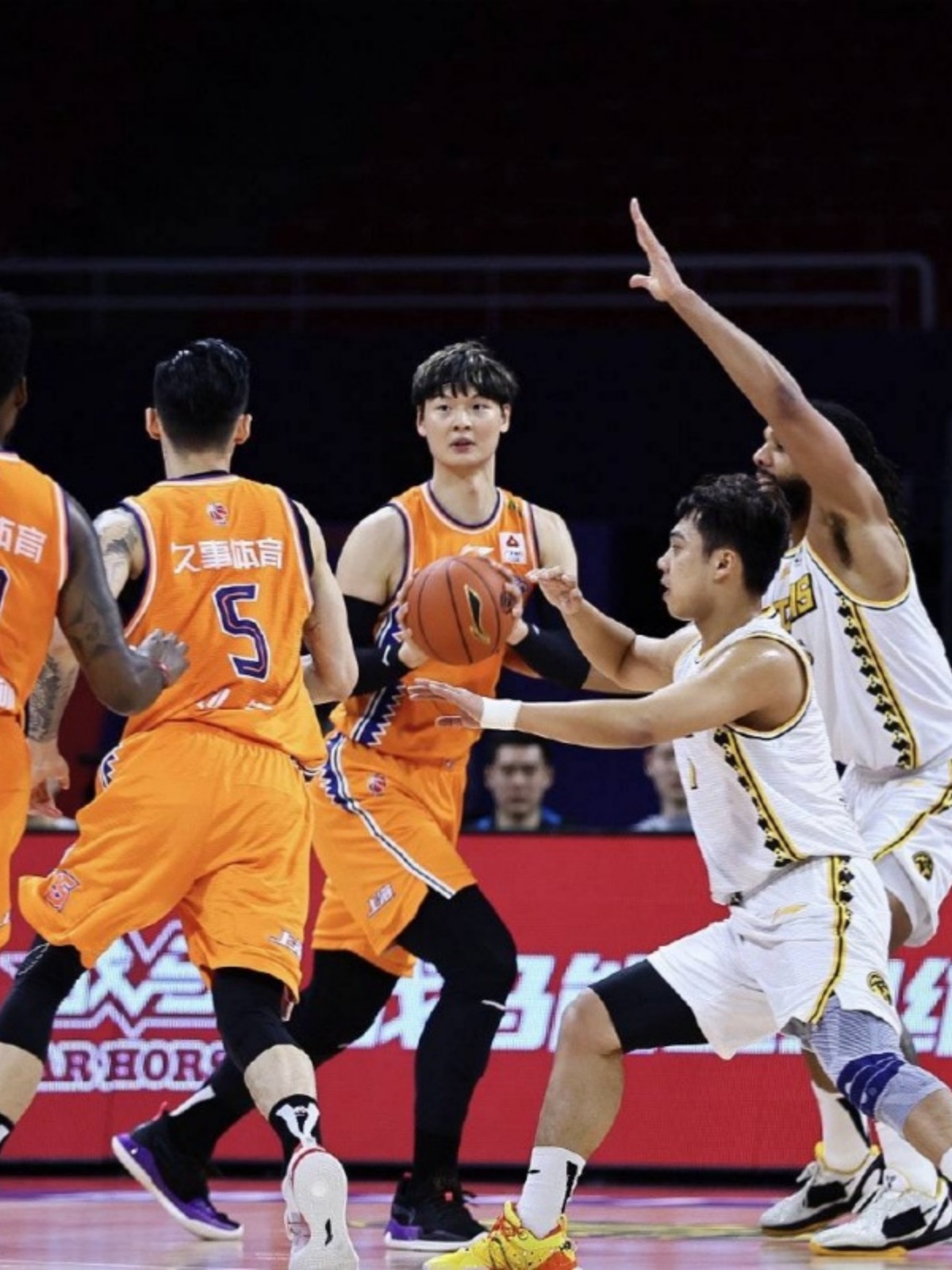 爱游戏客服-转会期体能课后，辽宁本钢篮板制胜备战欧冠，赛场秩序良好，心理建设被强调(课后服务篮球社团活动计划)